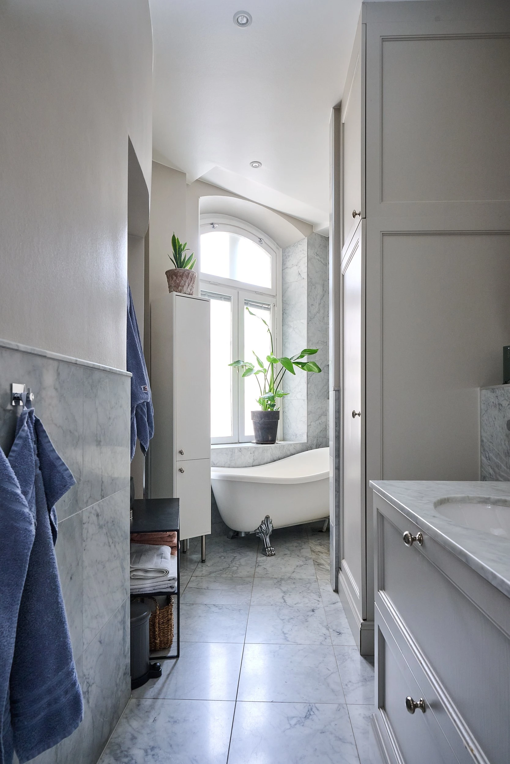 salle de bain rétro décoration scandinave appartement rénové dans immeuble ancien Stockholm salle de bain rétro décoration scandinave appartement rénové dans immeuble ancien Stockholm