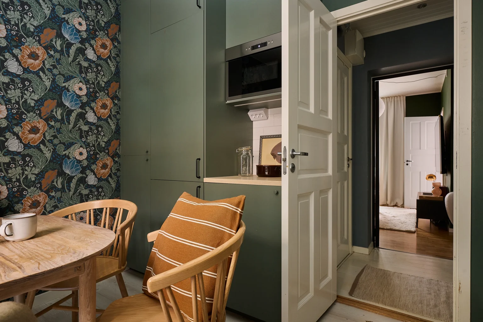 cuisine verte avec espace salle à manger décoration scandinave papier-peint Anemone de la collection Apelviken par Midbec Wallpapers