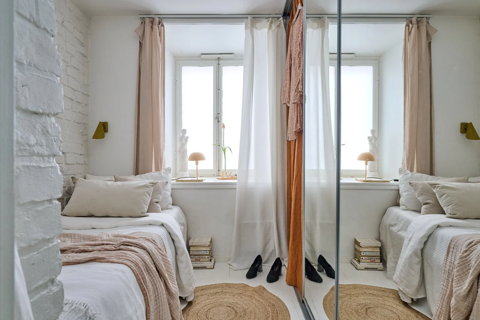 chambre blanche briques peintes avec placard miroir