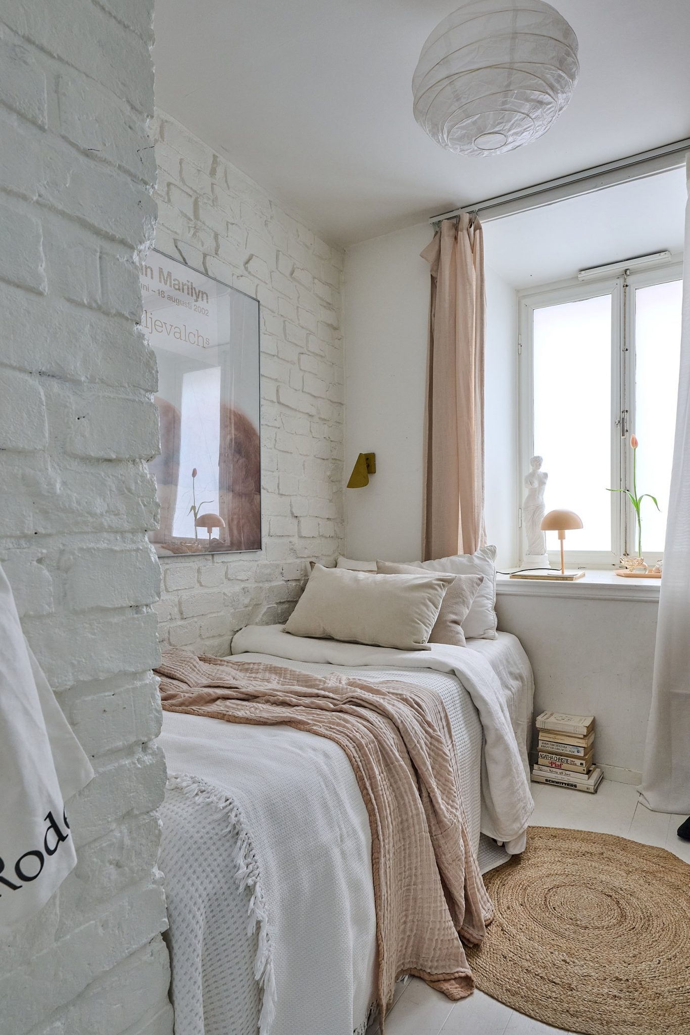 chambre blanche briques peintes avec placard miroir