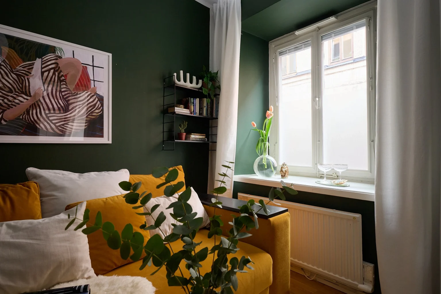 salon mur vert canapé jaune décoration scandinave