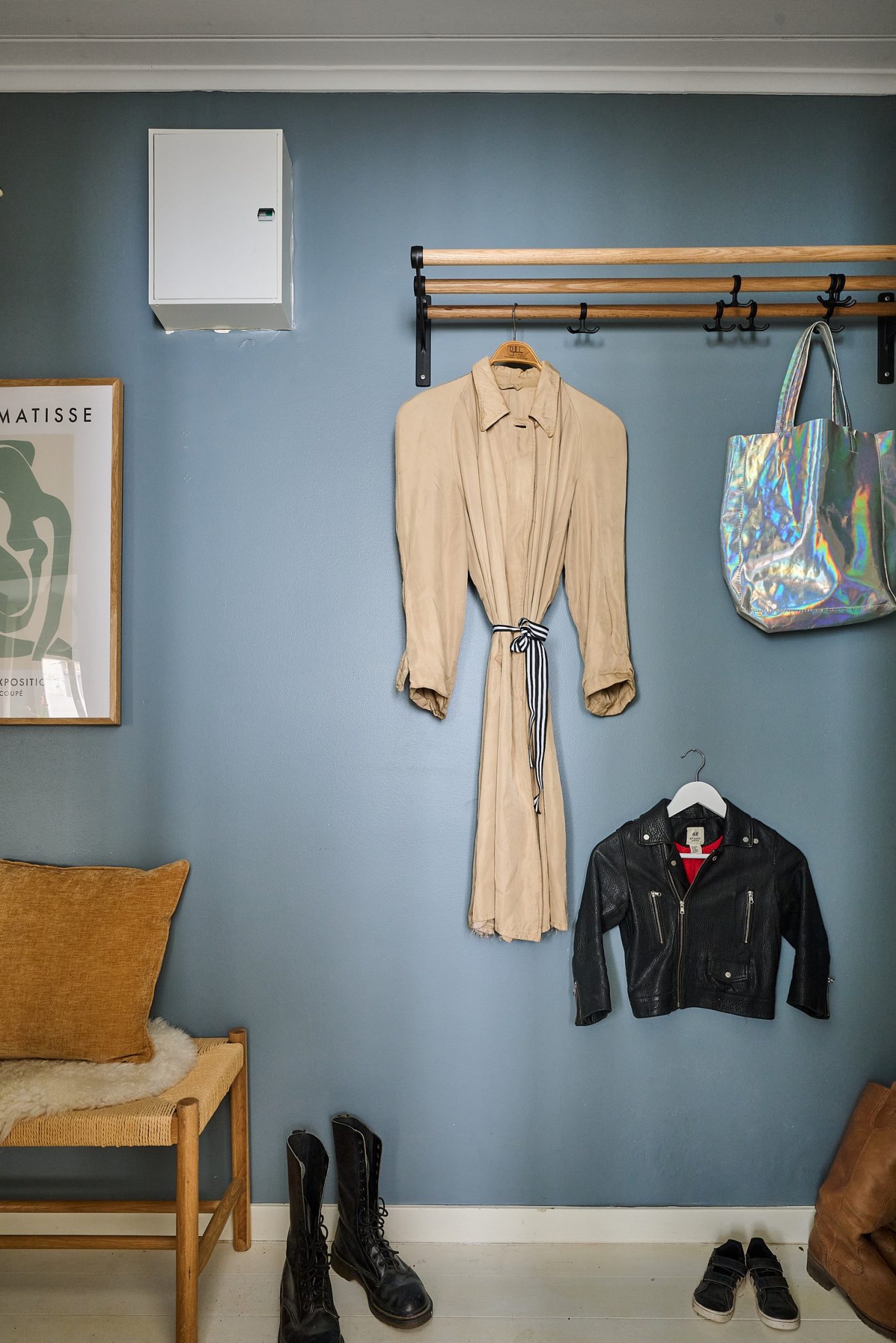 entrée murs bleus avec banc et porte-manteaux décoration scandinave