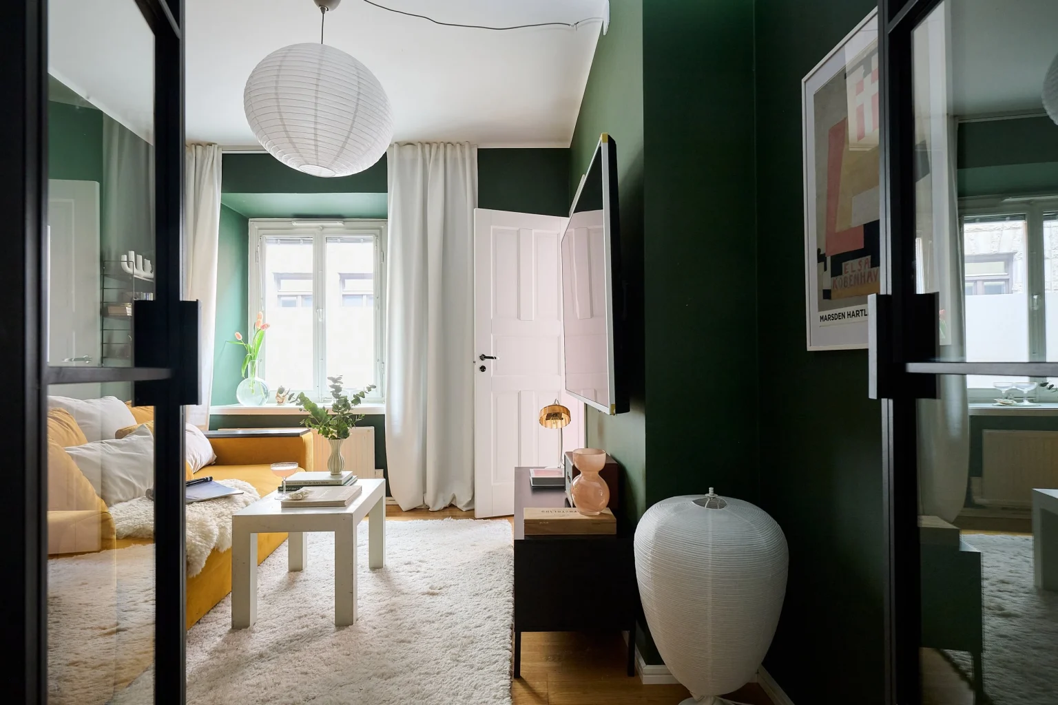 salon mur vert canapé jaune décoration scandinave