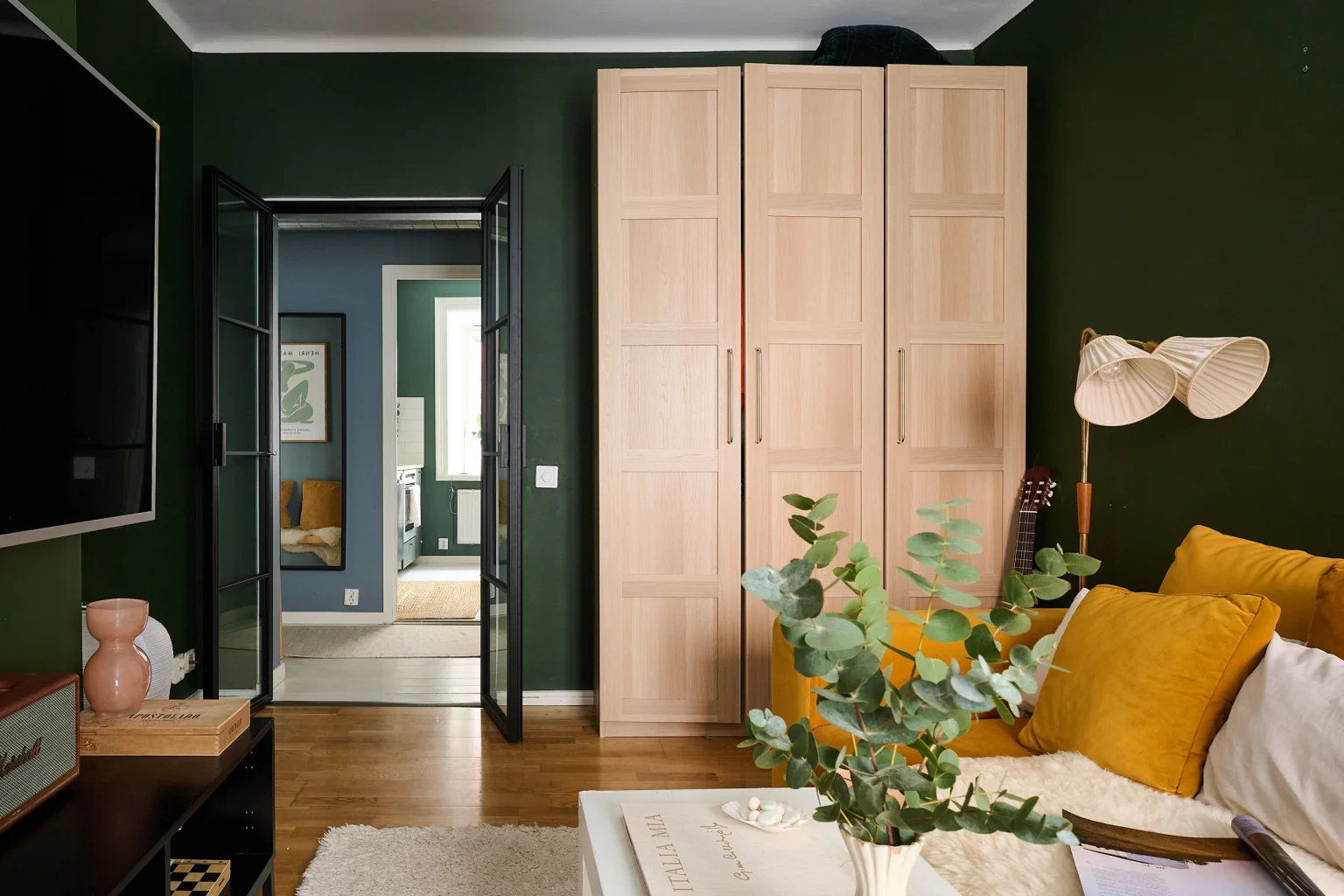 salon mur vert canapé jaune décoration scandinave armoire Pax Ikea