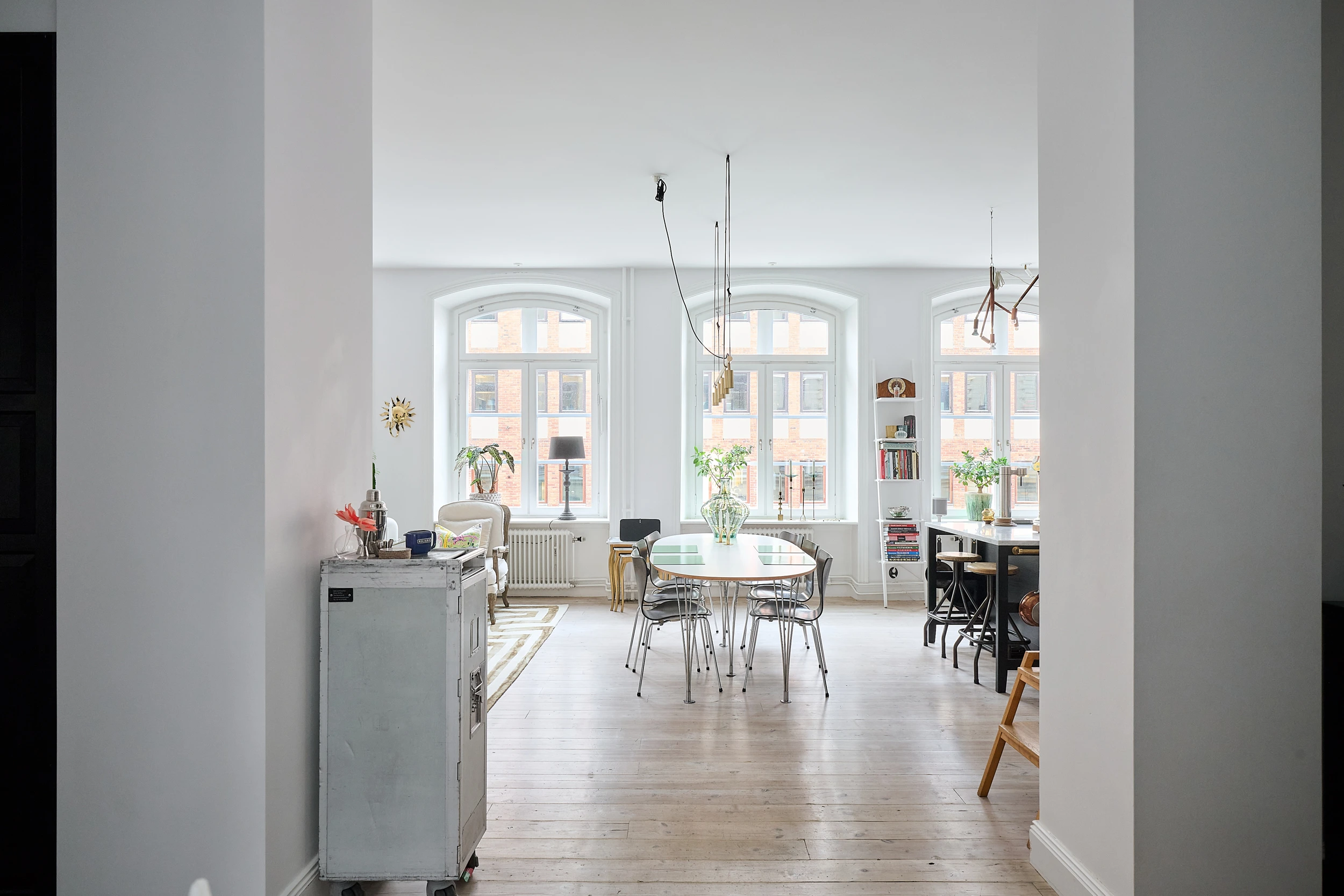 salon et cuisine ouverte décoration scandinave appartement rénové dans immeuble ancien Stockholm salon et cuisine ouverte décoration scandinave appartement rénové dans immeuble ancien Stockholm