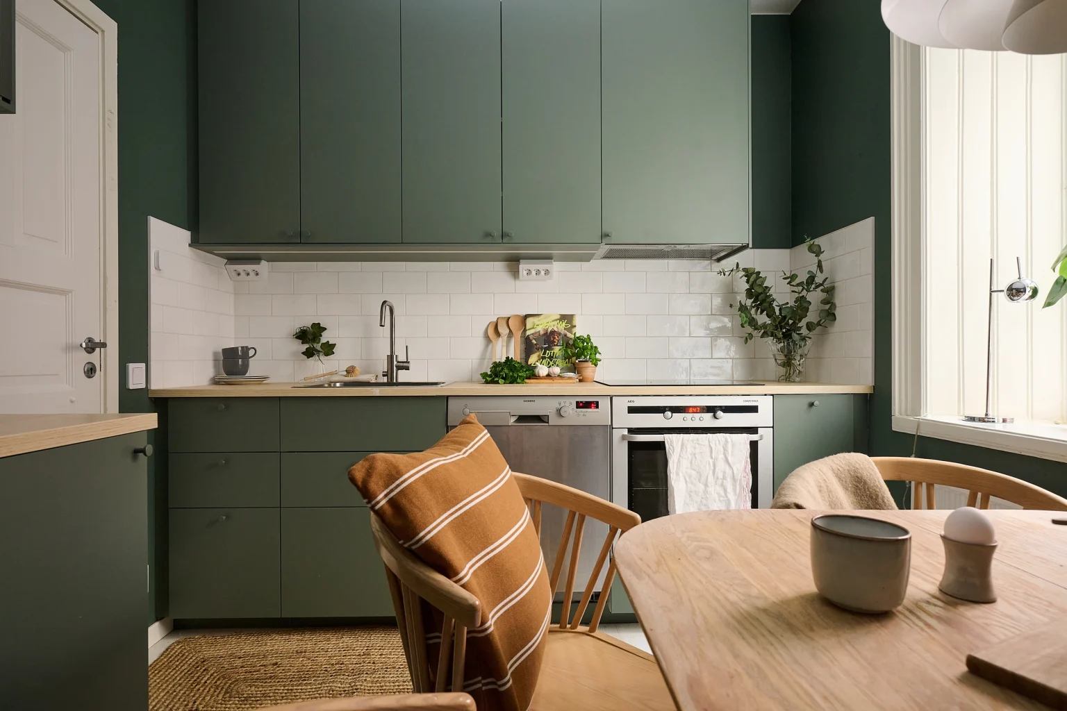 cuisine verte avec espace salle à manger décoration scandinave