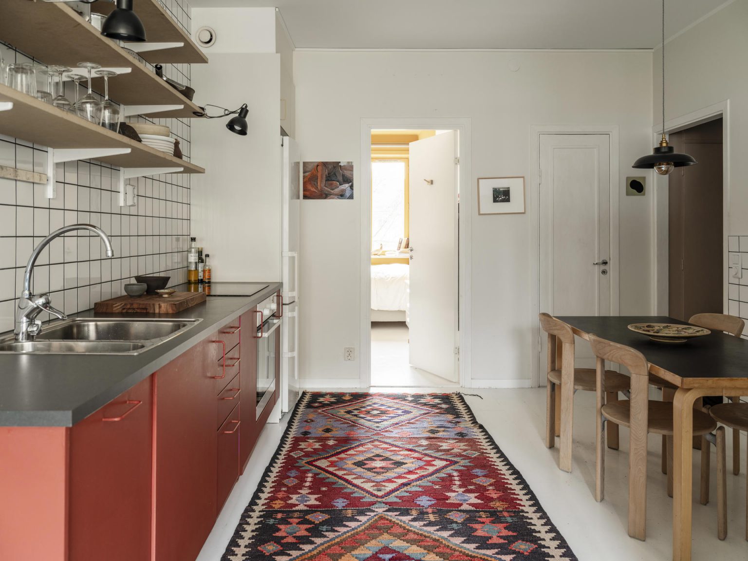 cuisine rouge brique tapis kilim deux-pièces vintage de 44m2 style scandinave mid-century