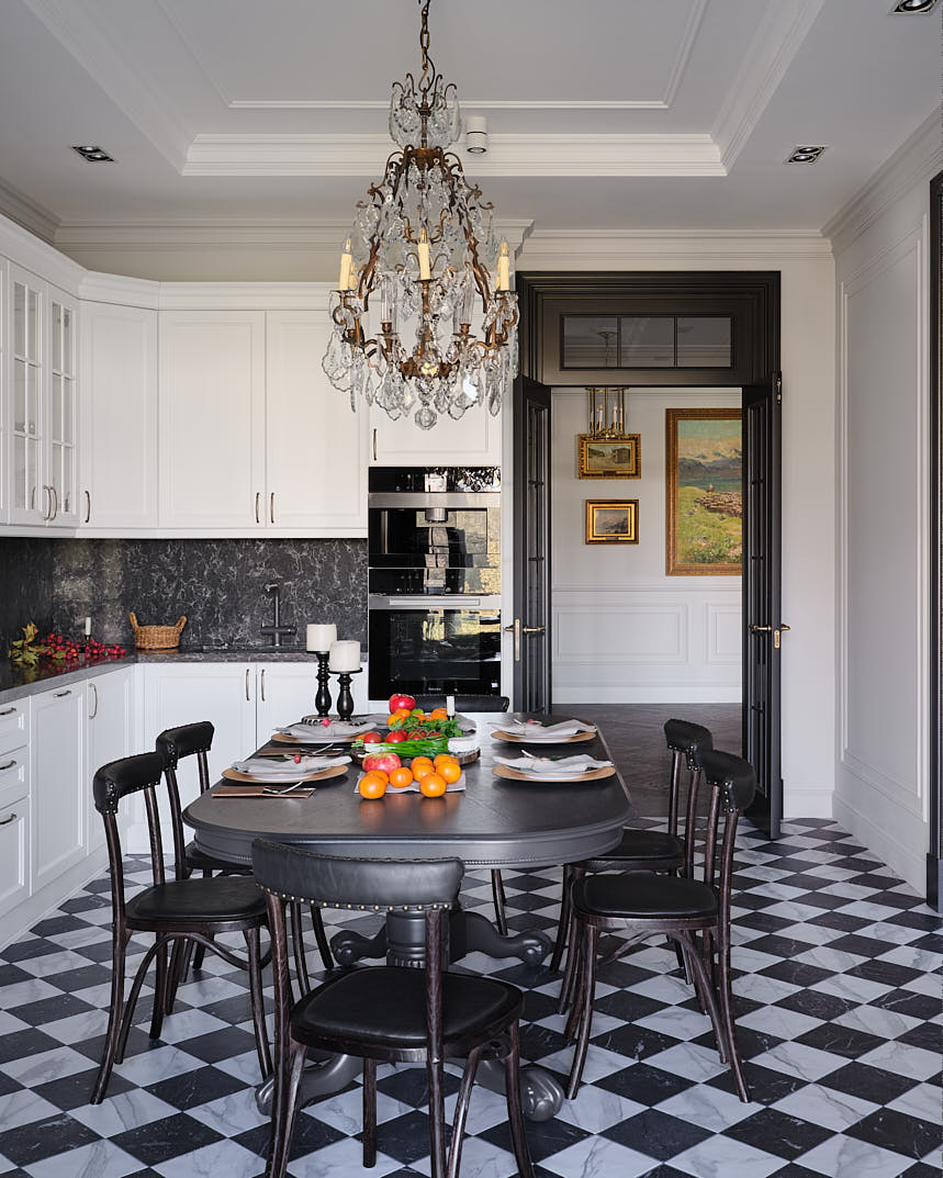 cuisine avec moulures et sol à damier noir et blanc appartement Kazakhstan décoration classique chic