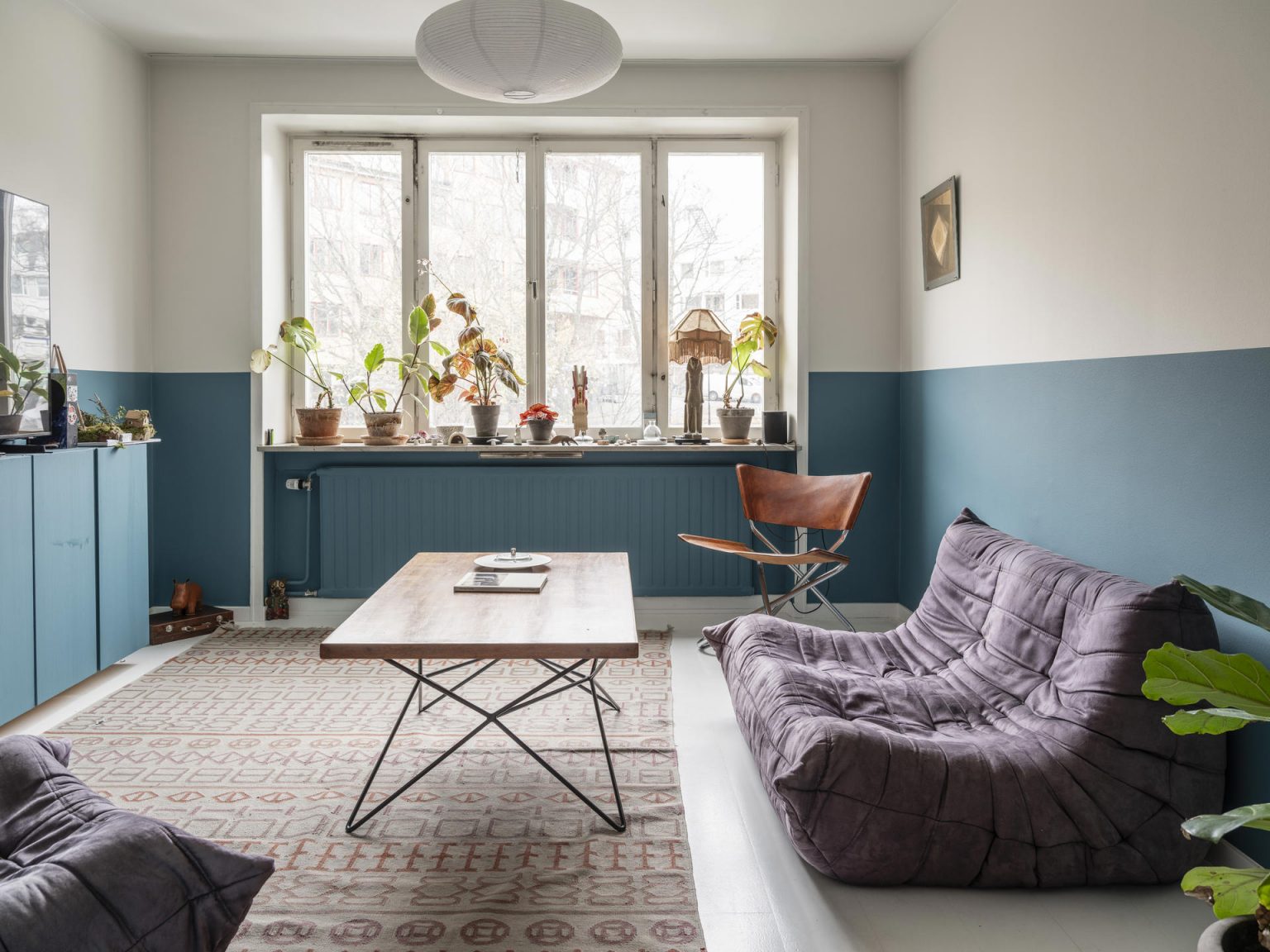 salon canapé Togo violet murs bleus deux-pièces vintage de 44m2 style scandinave mid-century