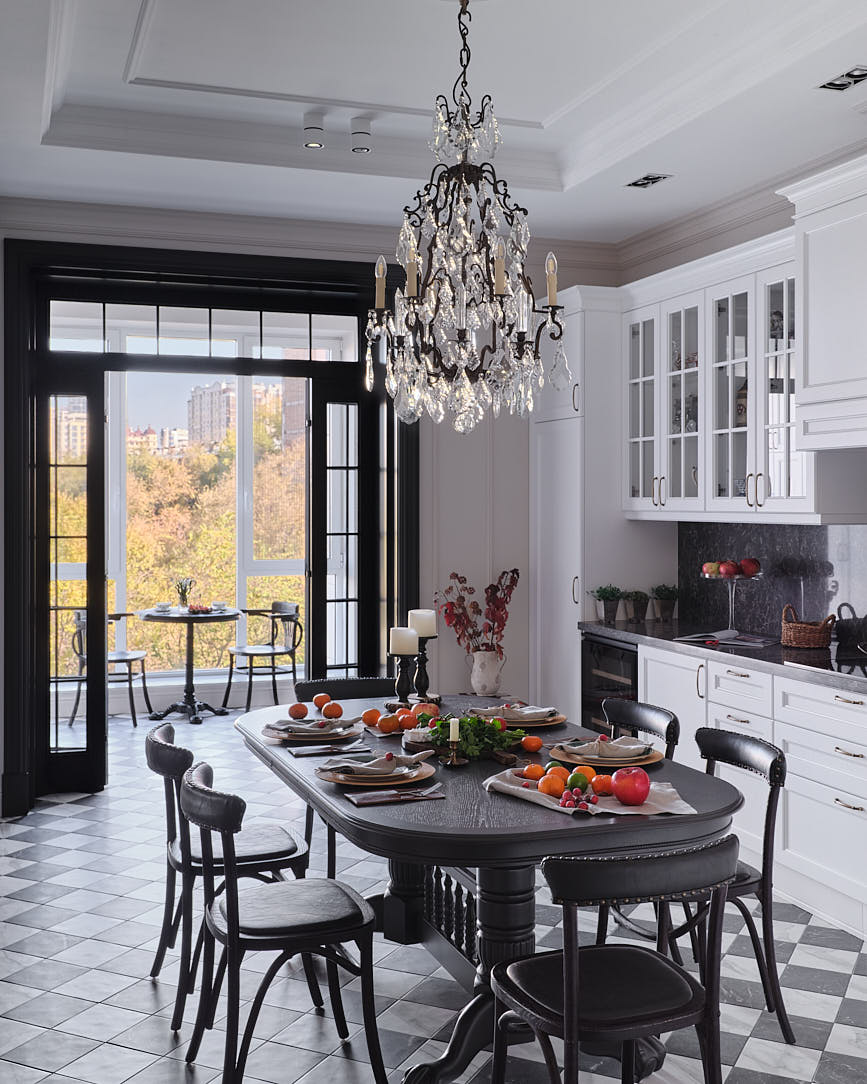 cuisine avec moulures et sol à damier noir et blanc appartement Kazakhstan décoration classique chic