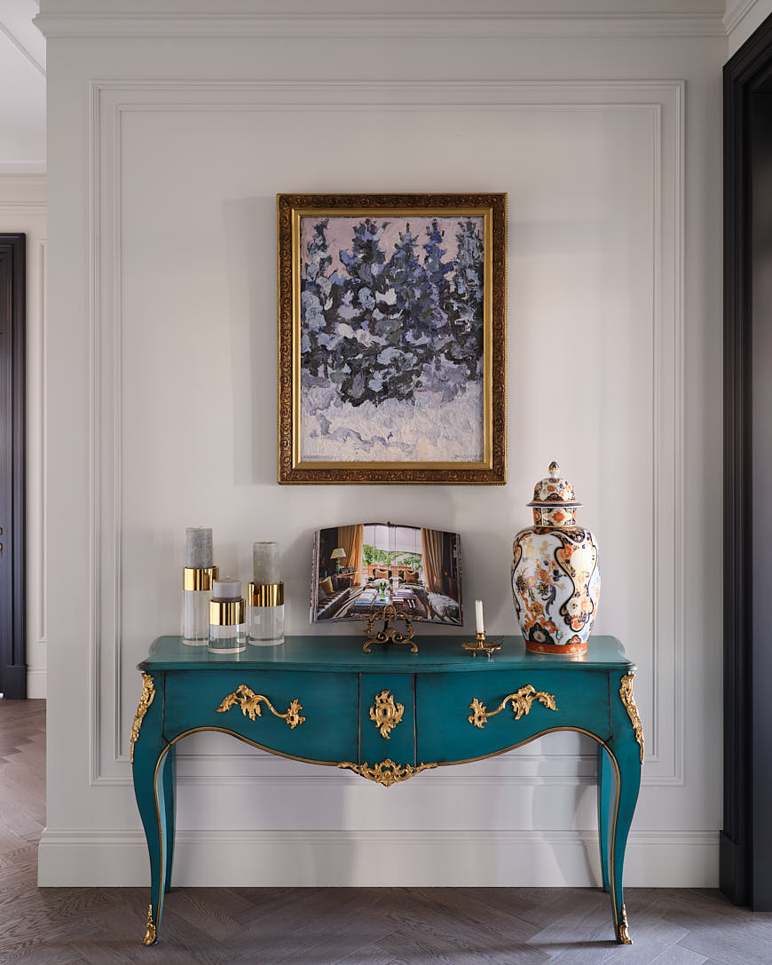 entrée avec moulures et console baroque appartement Kazakhstan décoration classique chic