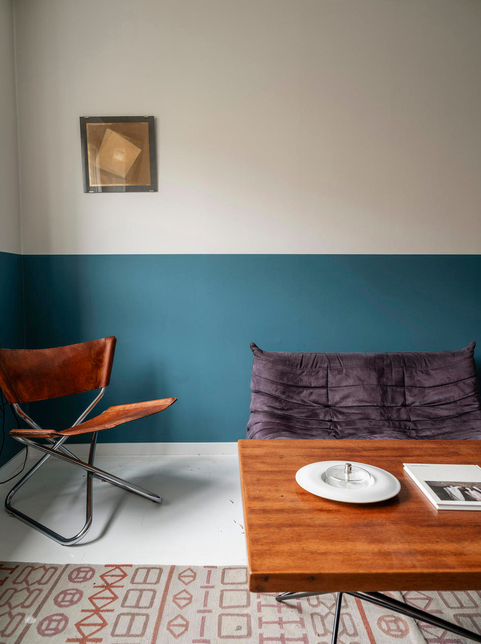 salon canapé Togo violet murs bleus deux-pièces vintage de 44m2 style scandinave mid-century