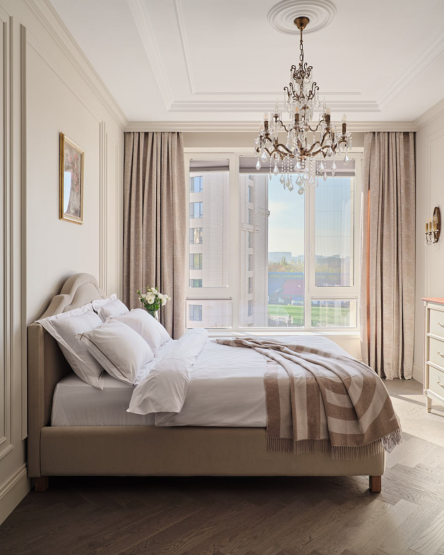 chambre beige avec moulures appartement Kazakhstan décoration classique chic