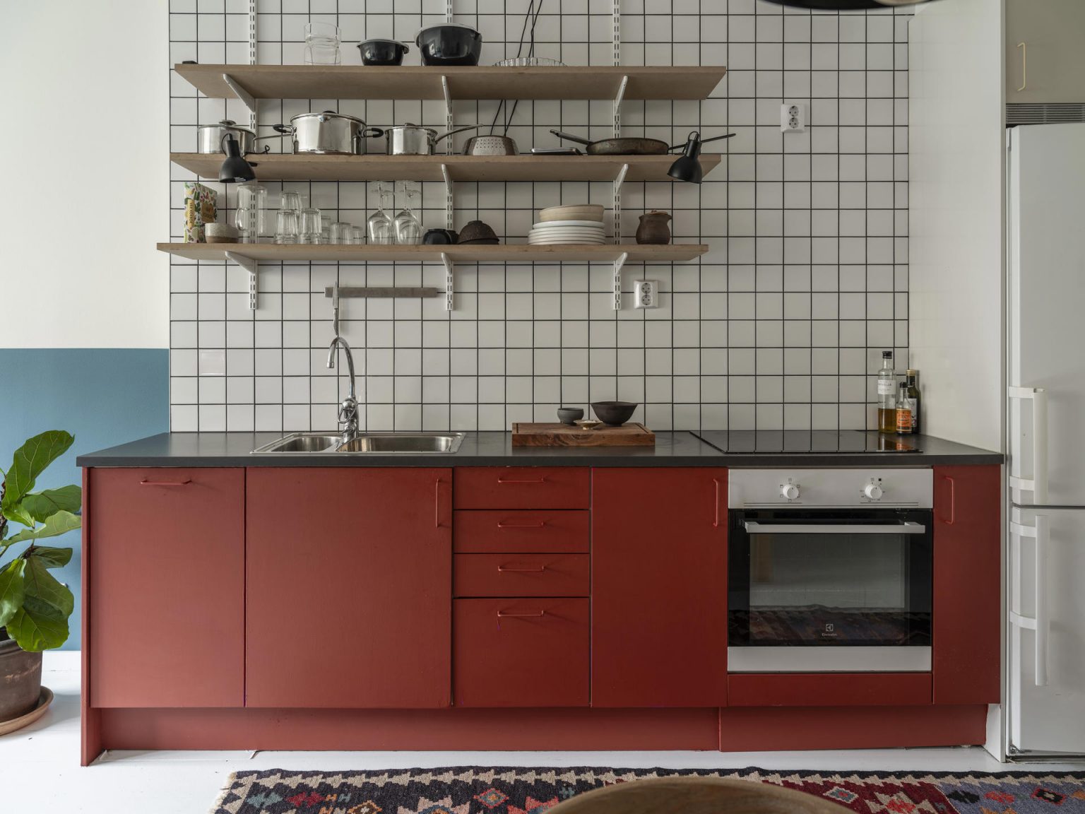 cuisine rouge brique tapis kilim deux-pièces vintage de 44m2 style scandinave mid-century