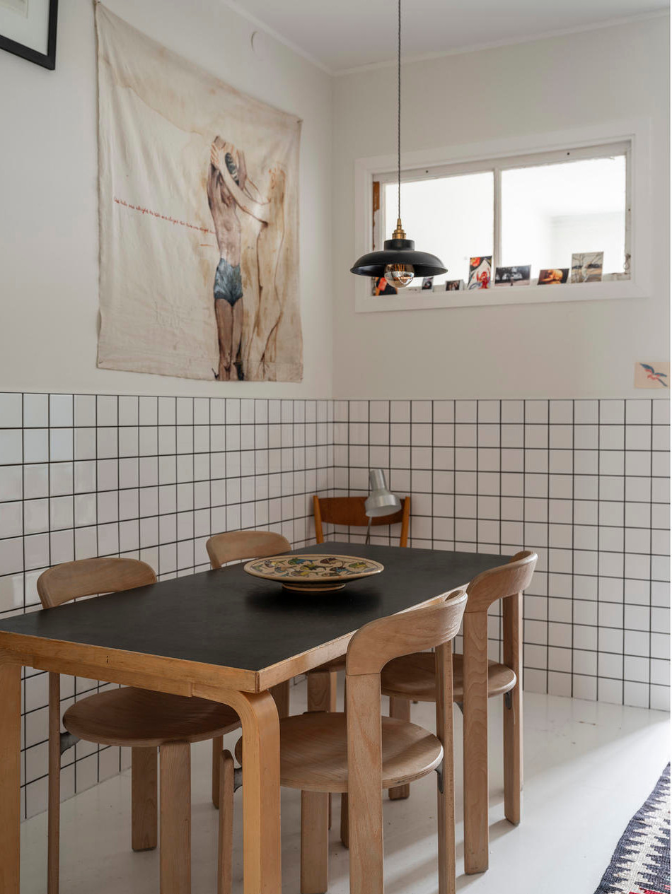 espace repas dans cuisine deux-pièces vintage de 44m2 style scandinave mid-century