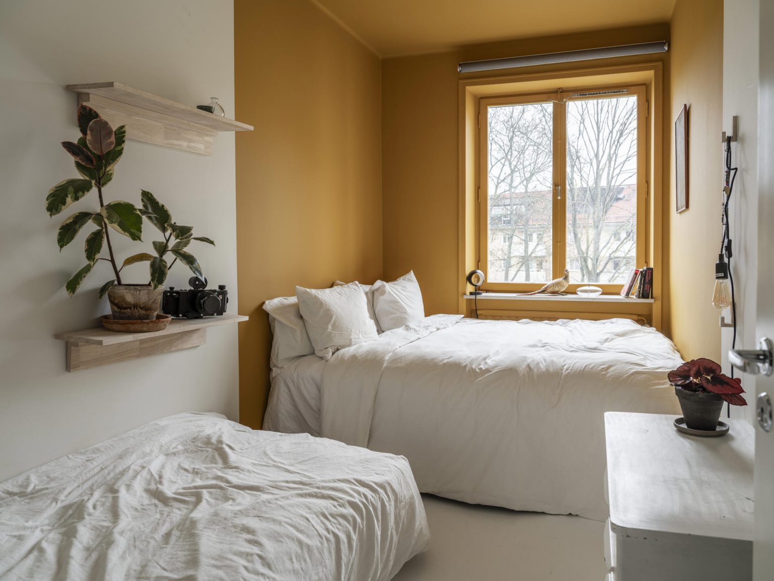 chambre jaune safran deux-pièces vintage de 44m2 style scandinave mid-century