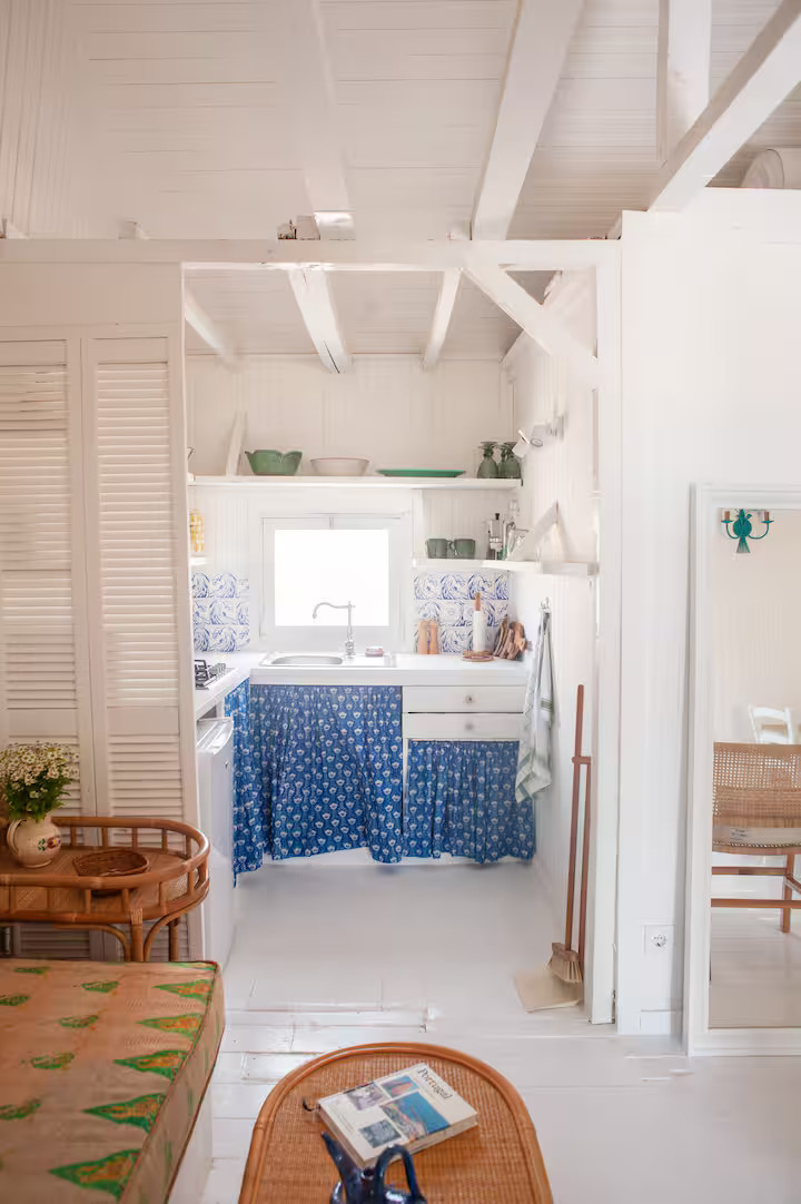 cuisine avec azulejos décoration rustique colorée ancienne maison de pêcheur rénovée sur la plage Portugal Cabana Zojora cuisine avec azulejos décoration rustique colorée ancienne maison de pêcheur rénovée sur la plage Portugal Cabana Zojora