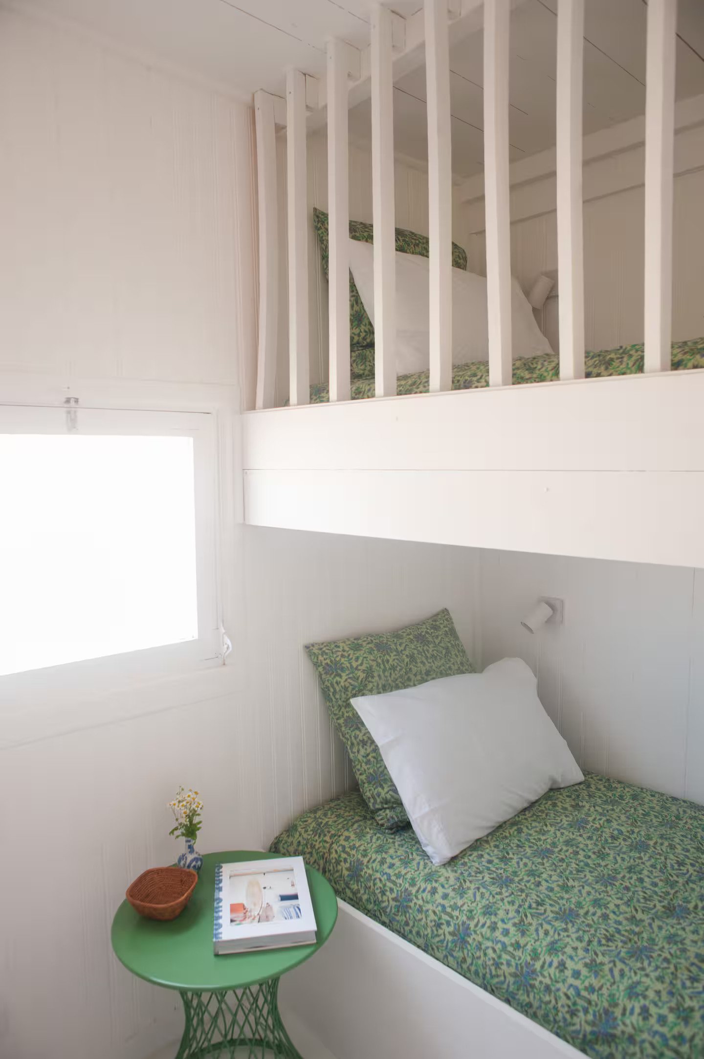 chambre lits superposés décoration rustique colorée ancienne maison de pêcheur rénovée sur la plage Portugal Cabana Zojora chambre lits superposés décoration rustique colorée ancienne maison de pêcheur rénovée sur la plage Portugal Cabana Zojora