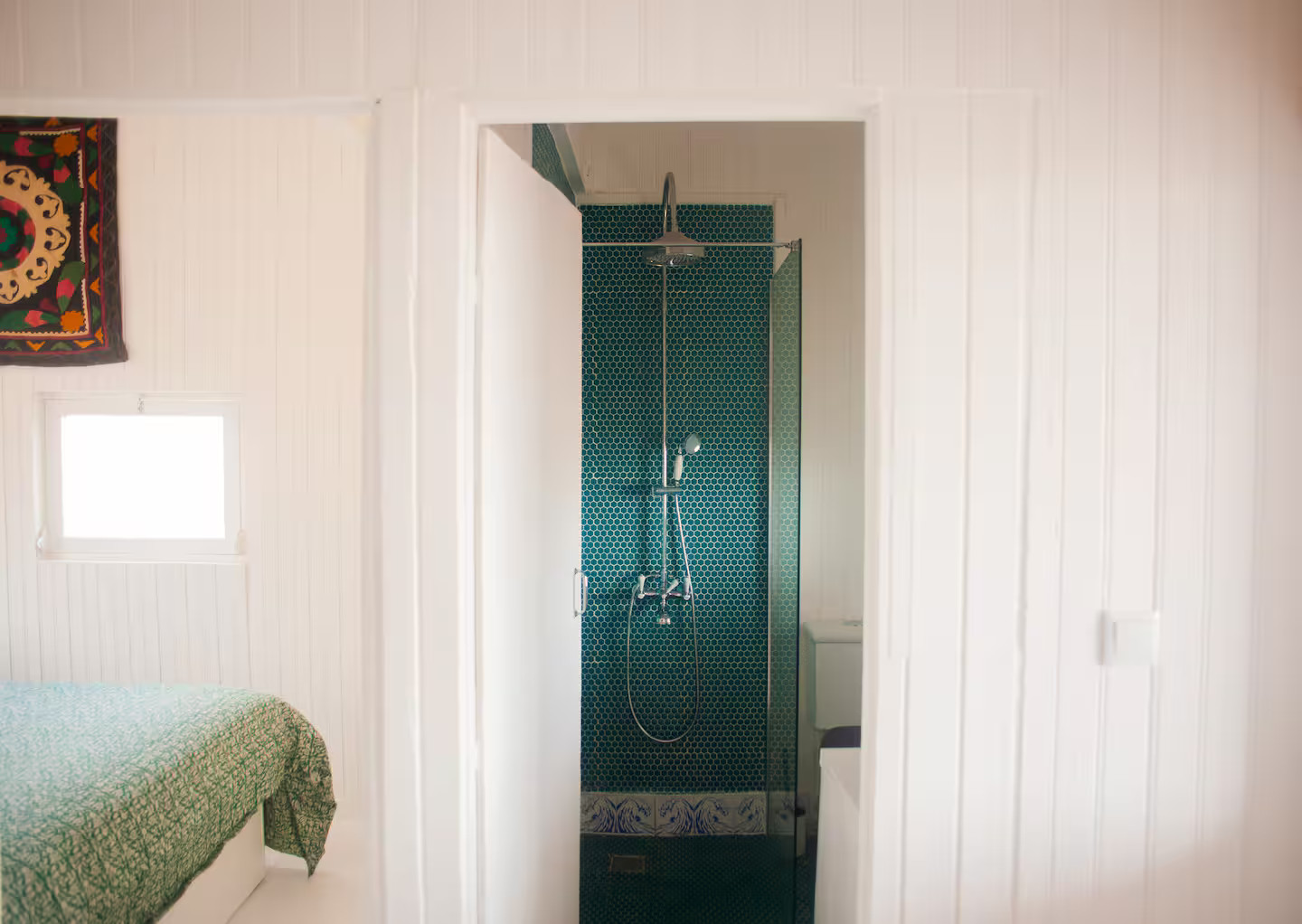 salle de bain verte décoration rustique colorée ancienne maison de pêcheur rénovée sur la plage Portugal Cabana Zojora salle de bain verte décoration rustique colorée ancienne maison de pêcheur rénovée sur la plage Portugal Cabana Zojora