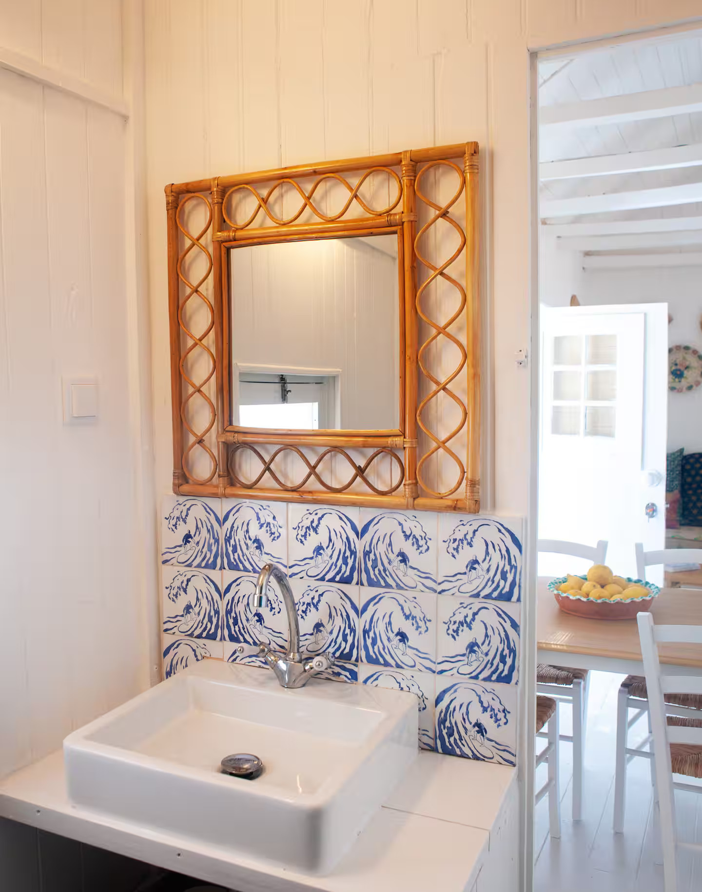 salle de bain azulejos décoration rustique colorée ancienne maison de pêcheur rénovée sur la plage Portugal Cabana Zojora salle de bain azulejos décoration rustique colorée ancienne maison de pêcheur rénovée sur la plage Portugal Cabana Zojora