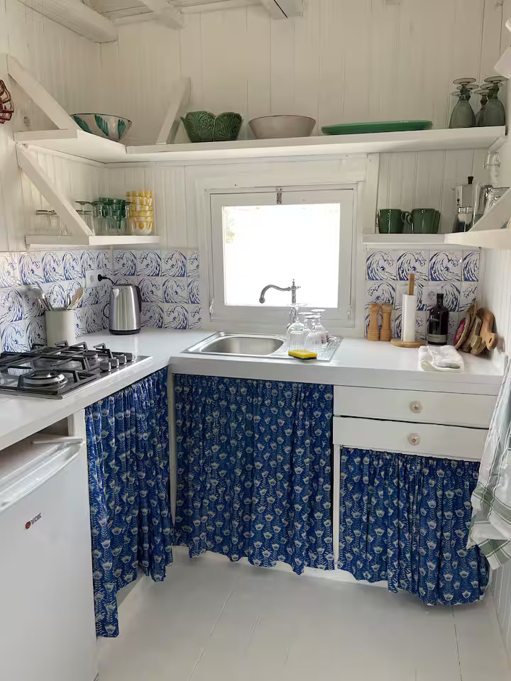 cuisine avec azulejos décoration rustique colorée ancienne maison de pêcheur rénovée sur la plage Portugal Cabana Zojora cuisine avec azulejos décoration rustique colorée ancienne maison de pêcheur rénovée sur la plage Portugal Cabana Zojora