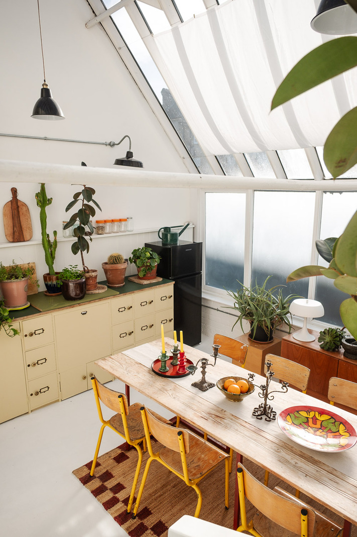 salle à manger décoration vintage double hauteur avec fenêtres zénithales style serre 