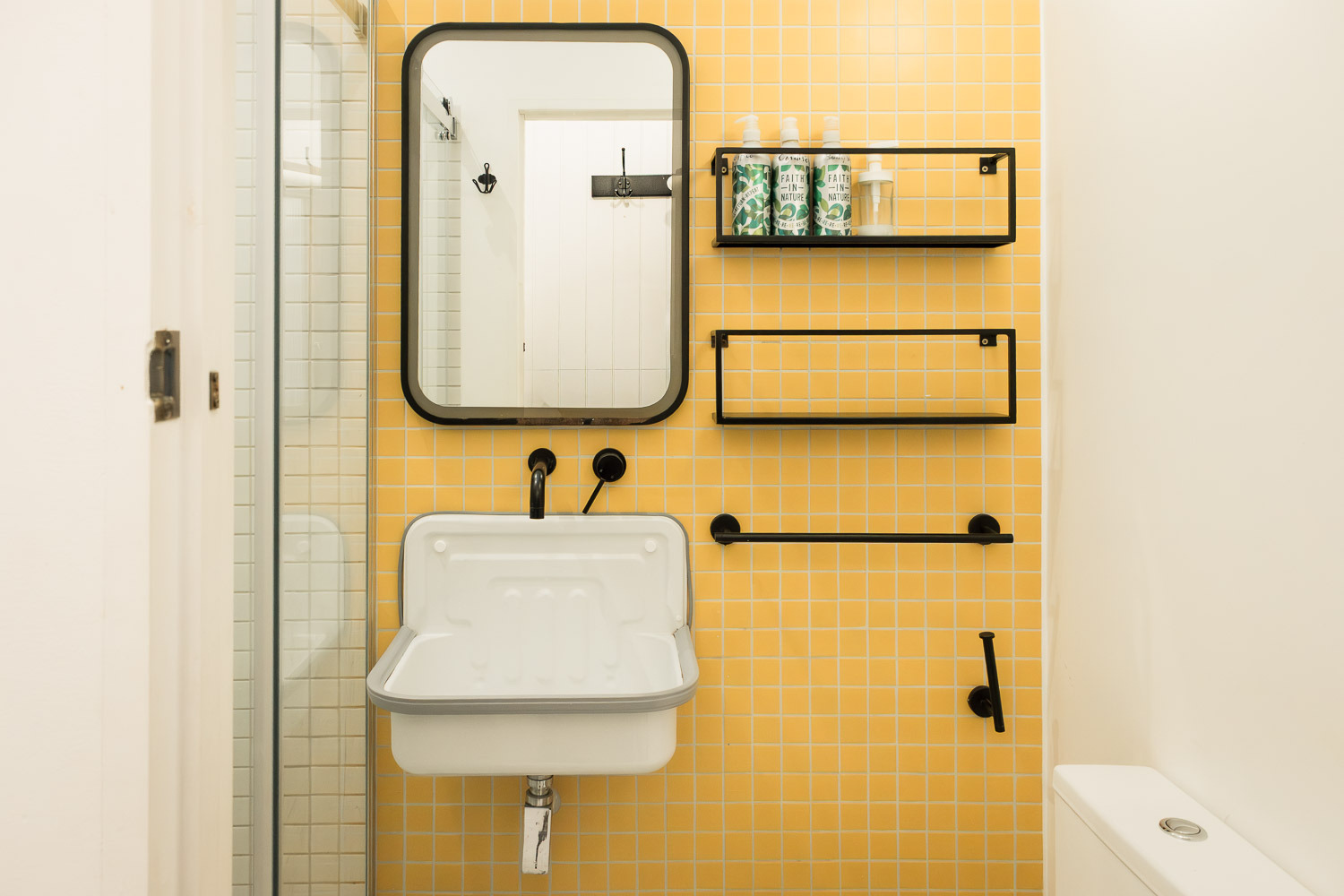 salle de bain jaune et blanche décoration vintage maison anglaise ancienne