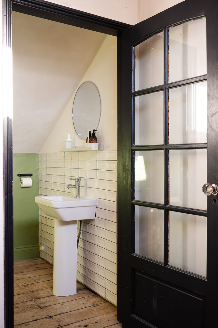 salle de bain mansardée décoration vintage maison anglaise ancienne