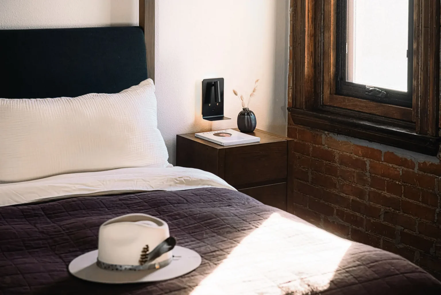 chambre murs en briques décoration classique chic