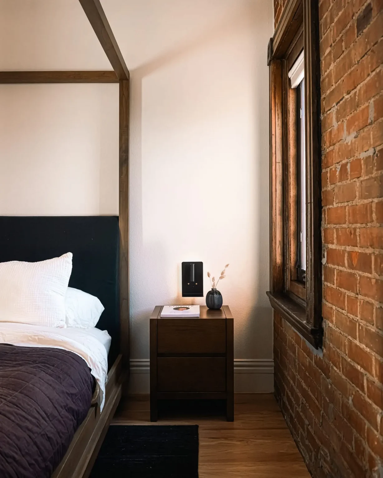 chambre murs en briques décoration classique chic lit baldaquin bois