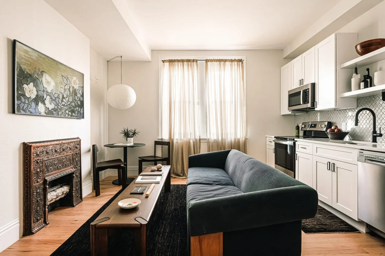 salon avec cheminée ancienne en cuivre et cuisine ouverte décoration classique chic