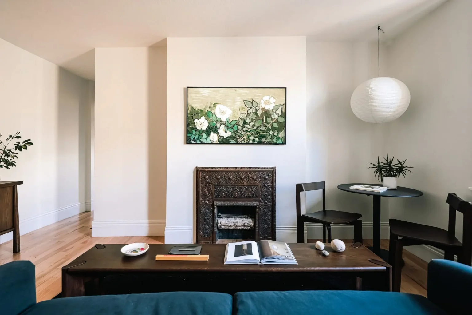 salon avec cheminée ancienne en cuivre décoration classique chic