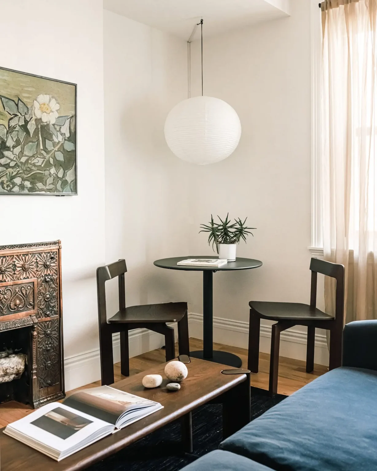 salon avec cheminée ancienne en cuivre décoration classique chic