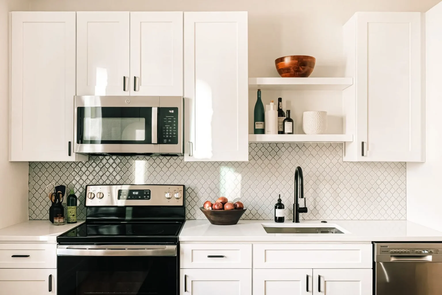 cuisine ouverte blanche dans salon décoration classique chic