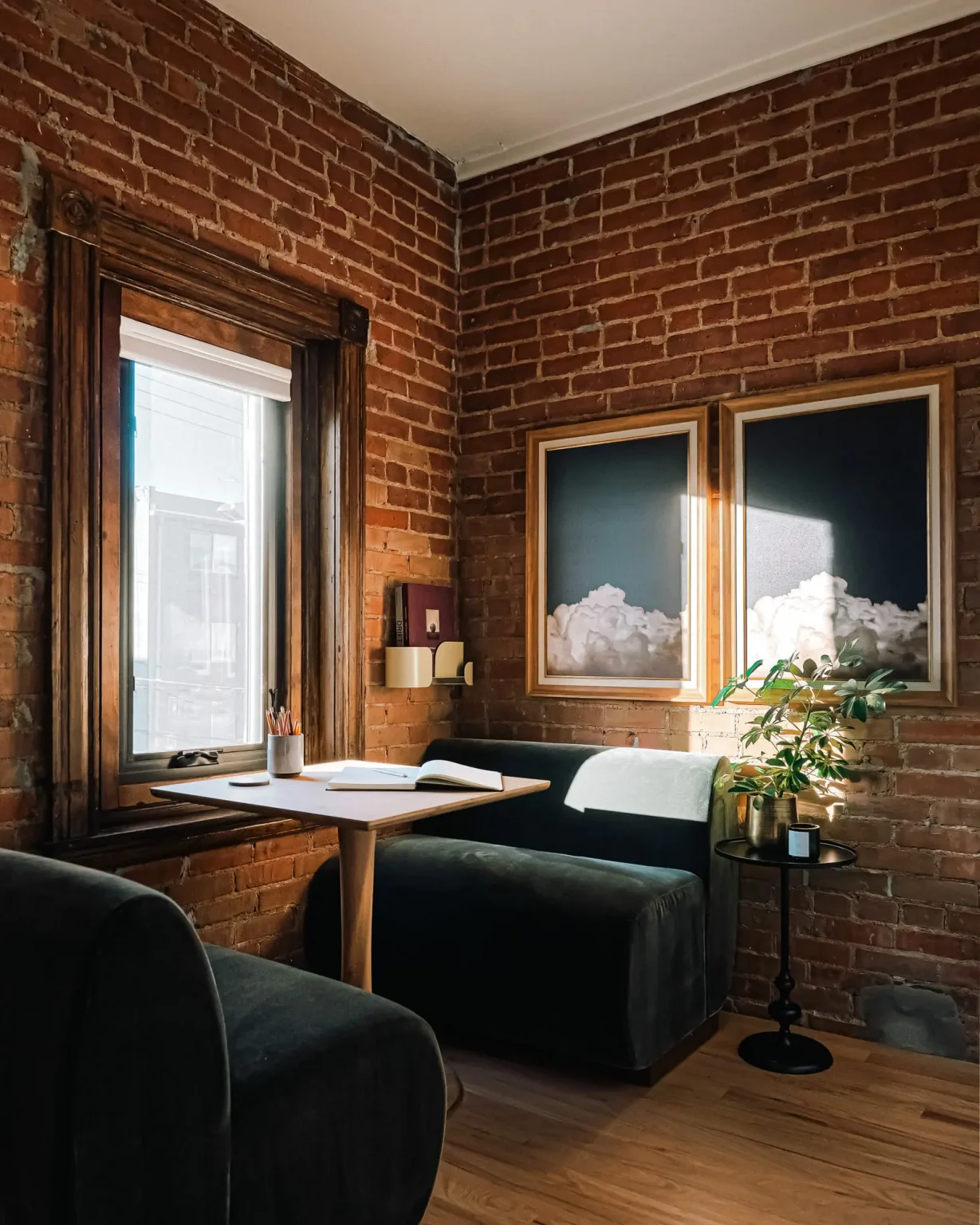 coin lecture murs en briques décoration classique chic