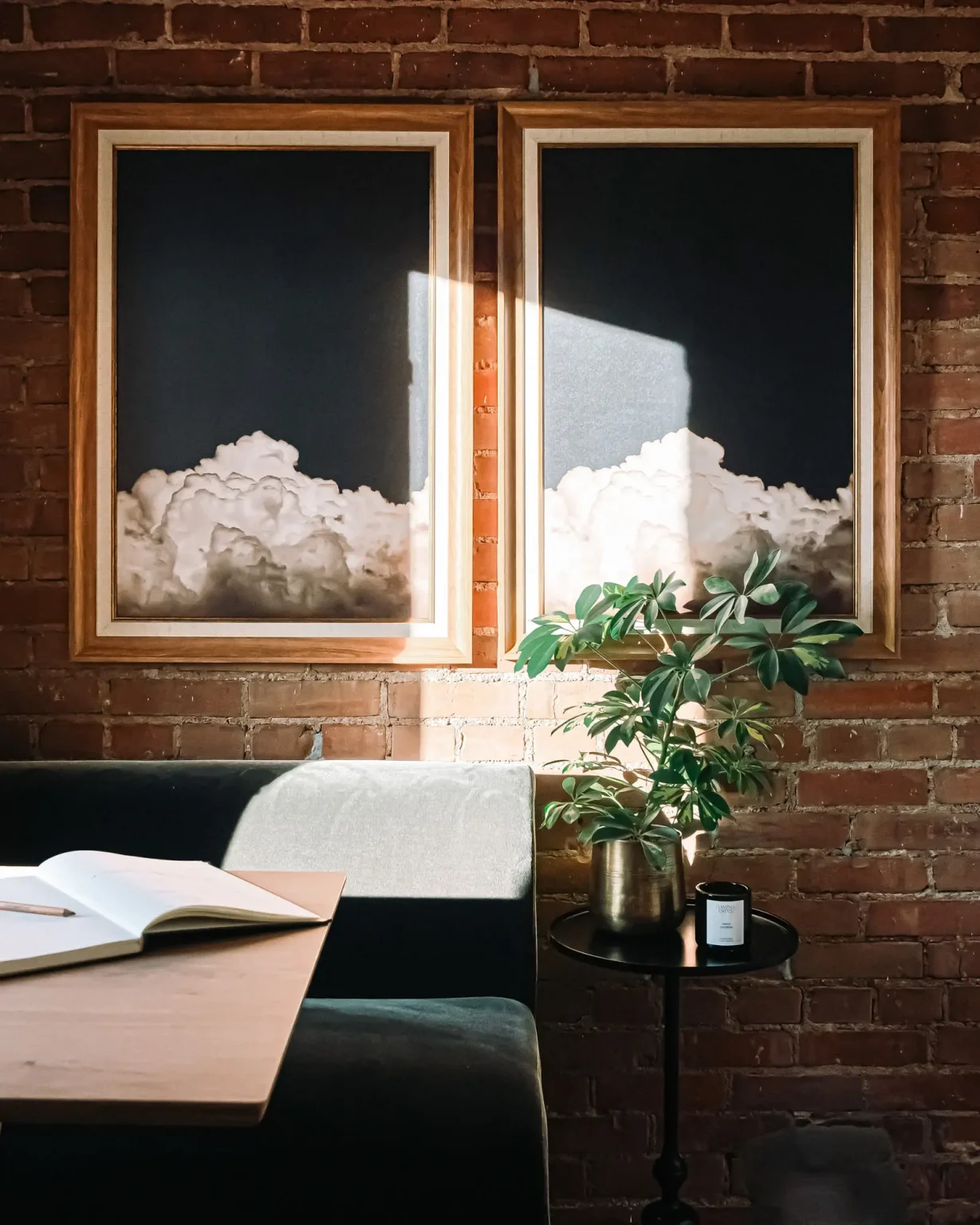 coin lecture murs en briques décoration classique chic