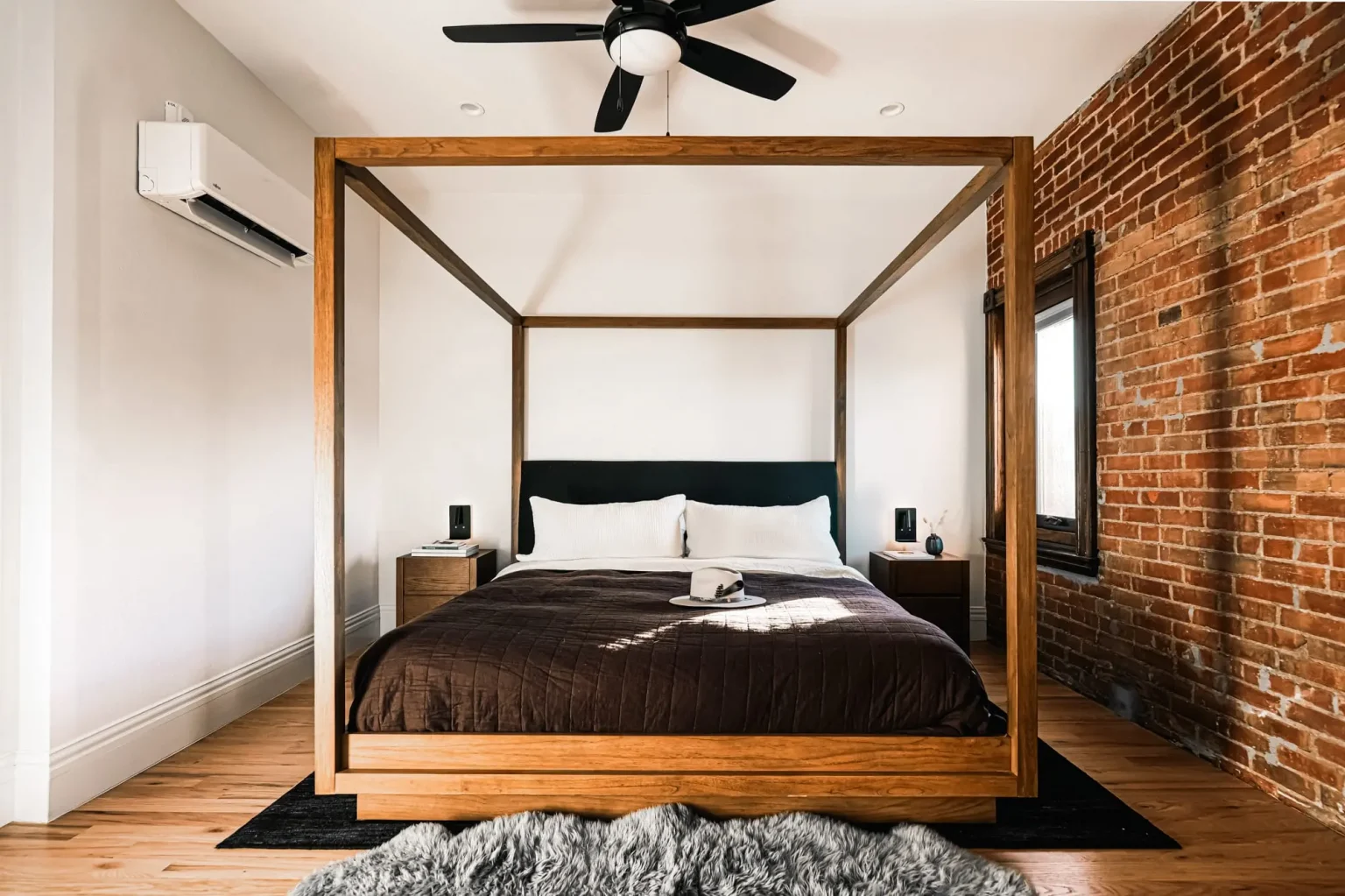 chambre murs en briques décoration classique chic