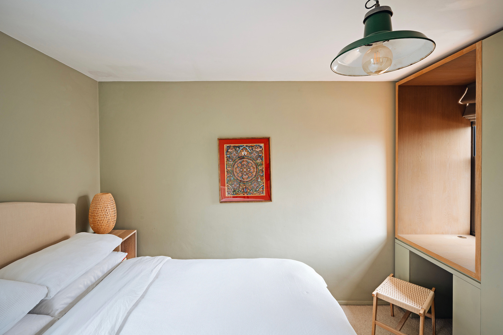 chambre murs vert pâle avec espace bureau intégré duplex 50m2 décoration contemporaine Londres
