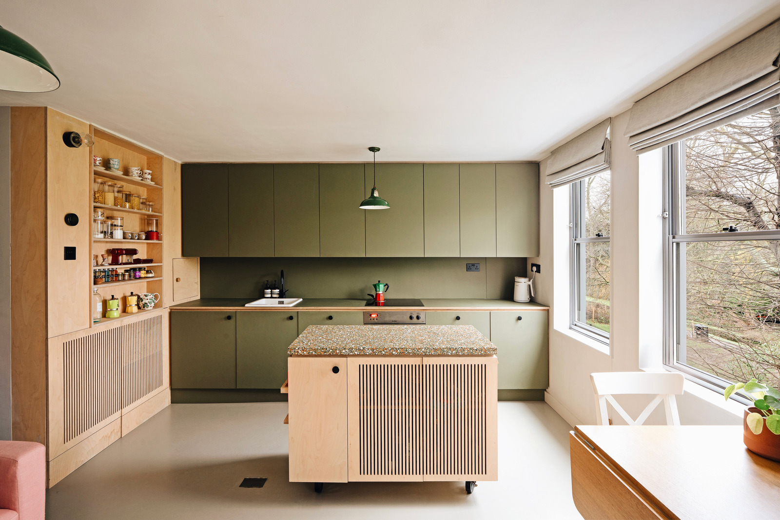 cuisine ouverte vert olive avec îlot à roulettes mobile duplex 50m2 décoration contemporaine Londres