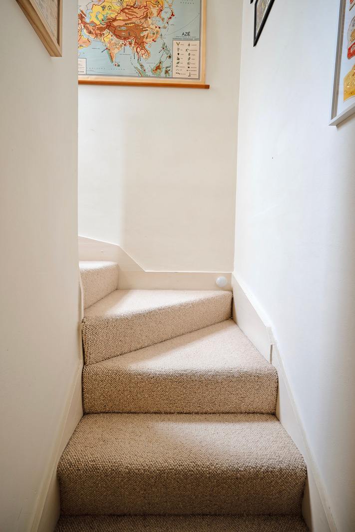 escalier avec moquette beige