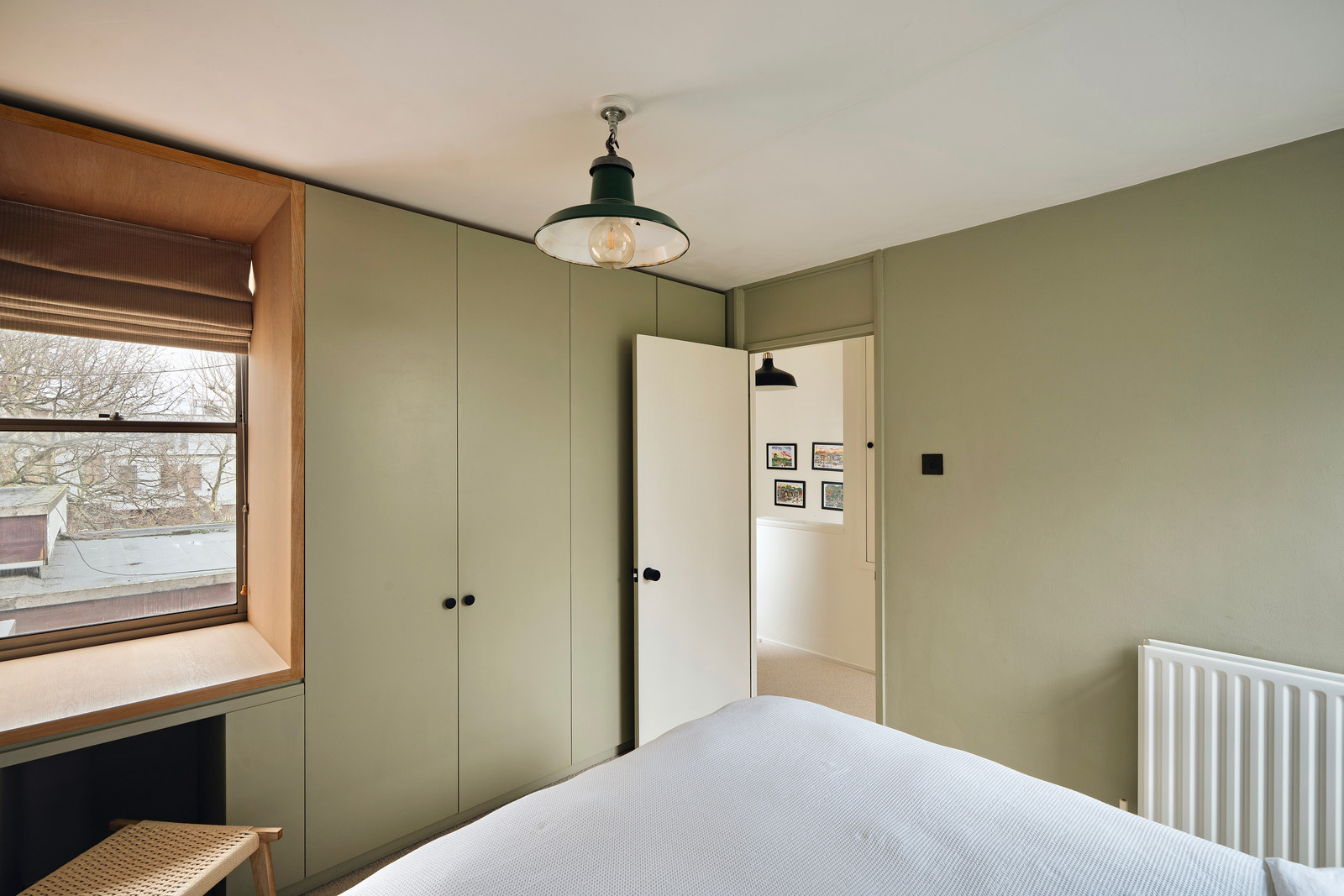 chambre murs vert pâle duplex 50m2 décoration contemporaine Londres