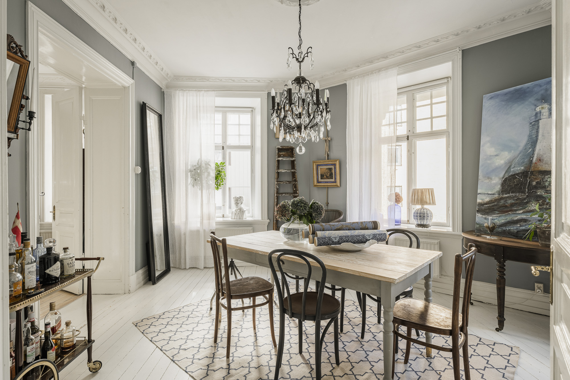 salle à manger avec moulures décoration scandinave classique chic