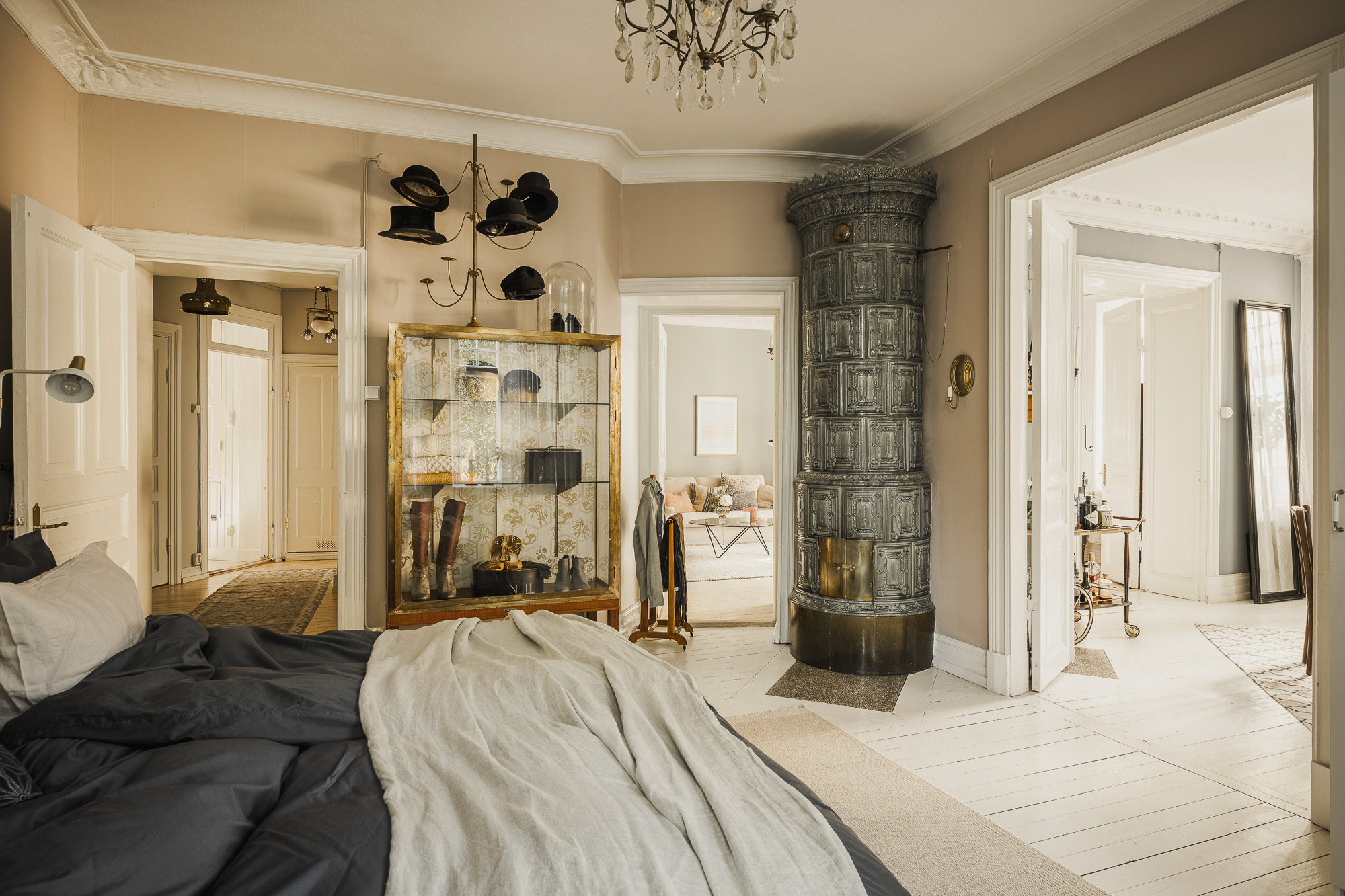 chambre murs jaunes avec poêle ancien en céramique décoration scandinave classique chic