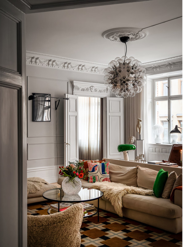 salon avec moulures stucs rosaces et poêle ancien appartement décoration scandinave salon avec moulures stucs rosaces et poêle ancien appartement décoration scandinave