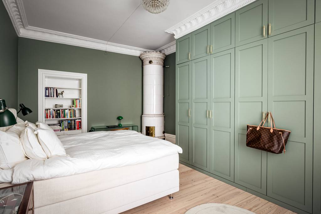 chambre vert sauge avec moulures stucs rosaces et poêle ancien appartement décoration scandinave chambre vert sauge avec moulures stucs rosaces et poêle ancien appartement décoration scandinave