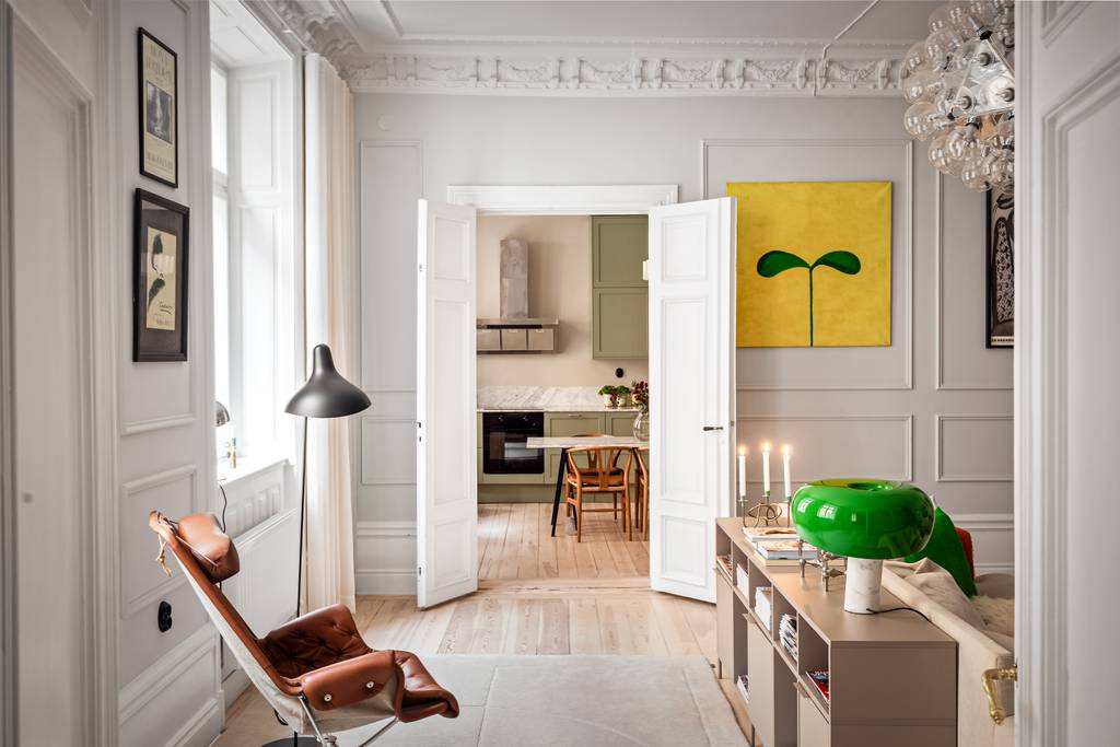 salon avec moulures stucs rosaces et poêle ancien appartement décoration scandinave salon avec moulures stucs rosaces et poêle ancien appartement décoration scandinave