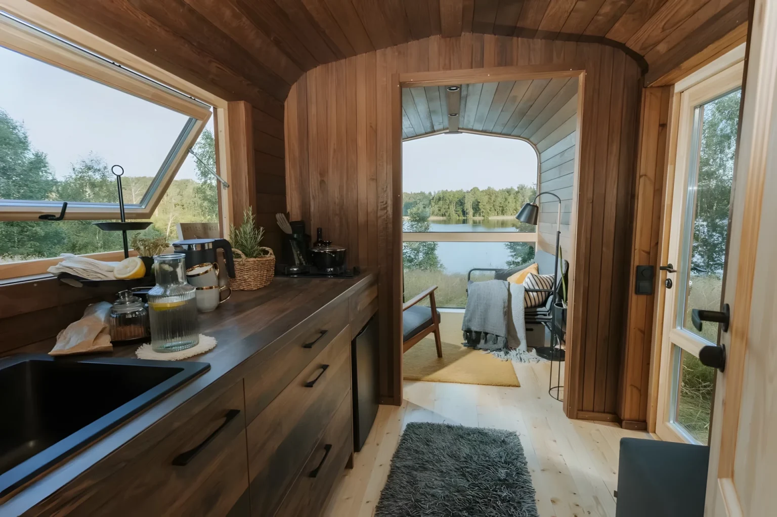 cuisine et salon tiny house 14m2 Nature Pod par Vagabond Haven
