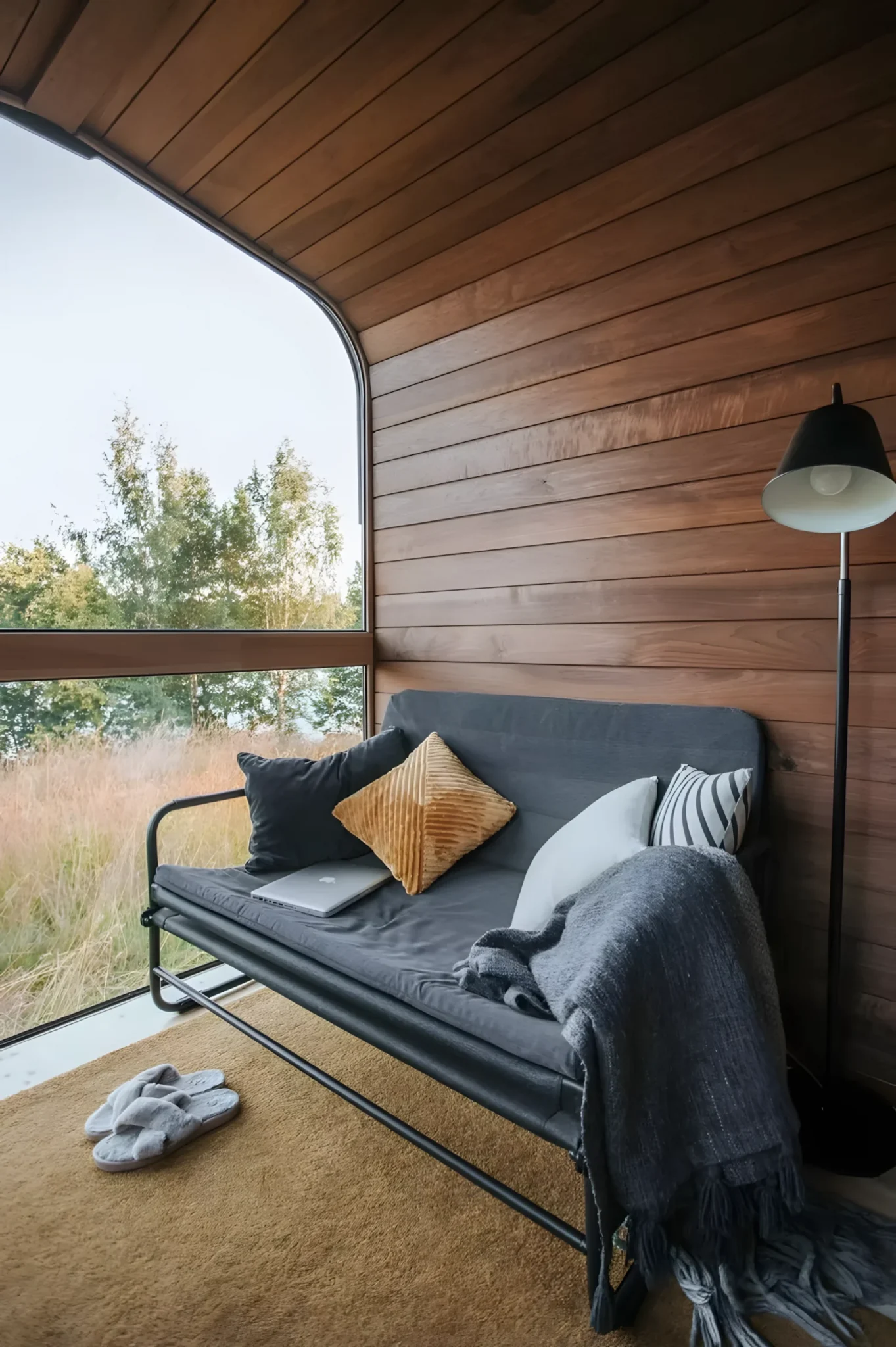 salon tiny house 14m2 Nature Pod par Vagabond Haven