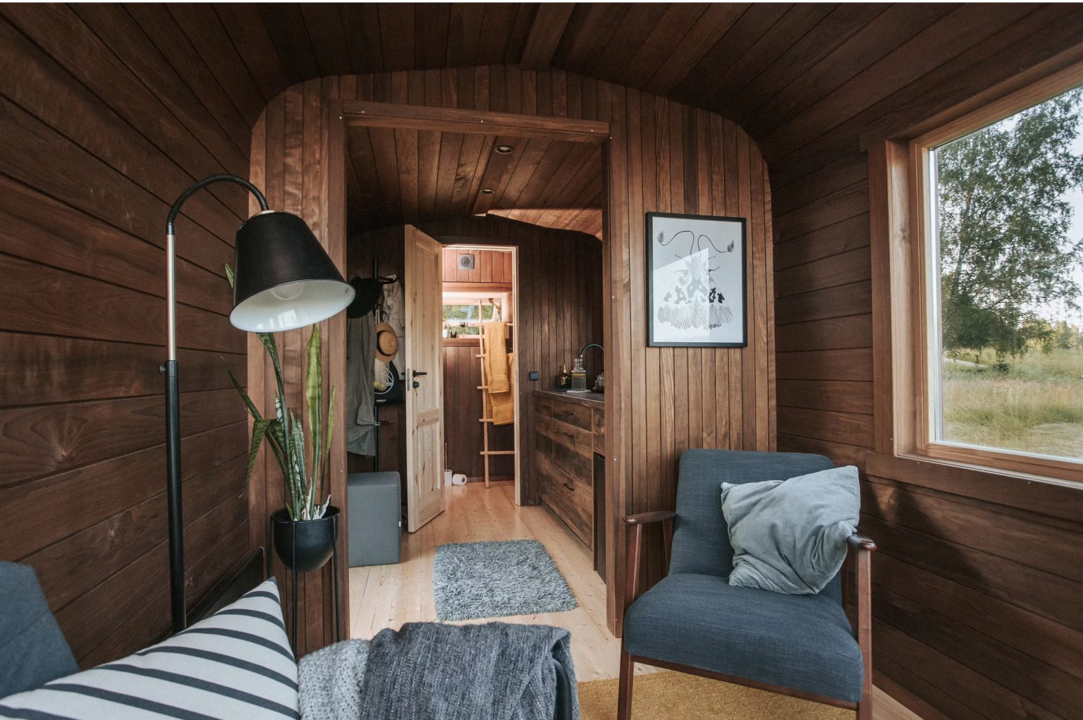 salon tiny house 14m2 Nature Pod par Vagabond Haven
