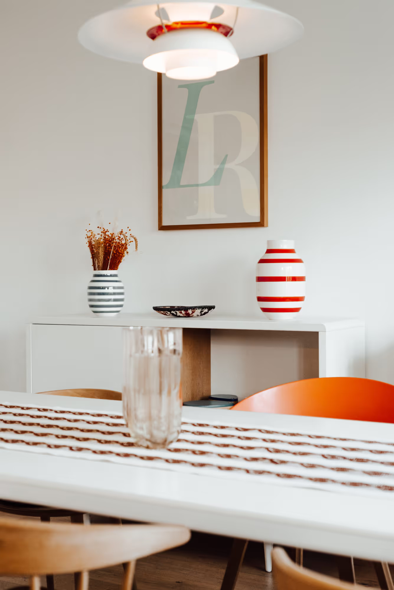 salle à manger maison rénovée La Rochelle décoration contemporaine Photo : © Audrey Boutrot salle à manger maison rénovée La Rochelle décoration contemporaine Photo : © Audrey Boutrot
